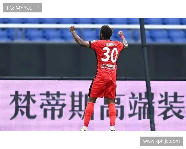 震撼球迷骚乱中不可能的救球完成 全场瞬间沸腾成热血传奇